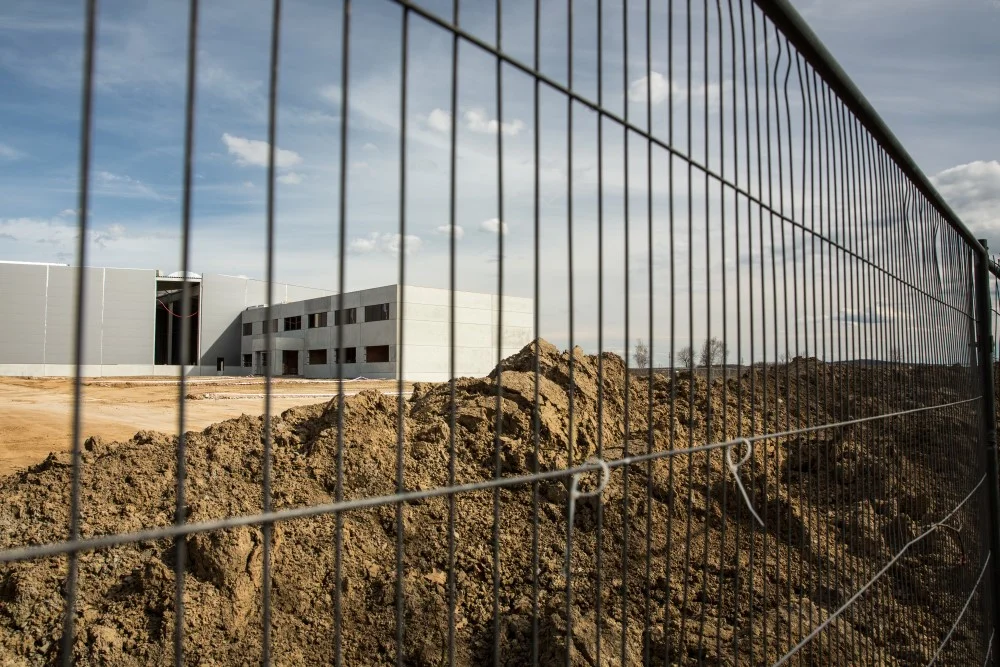 Byggeplads med hegn omkring